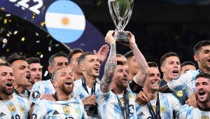 Messi ergue a taça da Finalíssima, conquistada com a vitória da Argentina sobre a Itália