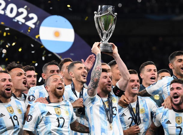 Messi lifts the Cup of the Final, won with Argentina's victory over Italy
