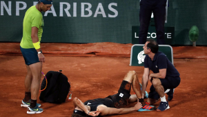 Rafael Nadal acompanha o atendimento de Zverev na semifinal de Roland Garros