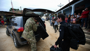 Policiais federais chegam ao porto de Atalaia do Norte, município do interior do estado do Amazonas, após mais um dia de buscas pelo indigenista brasileiro Bruno Pereira e o jornalista inglês Dom Phillips