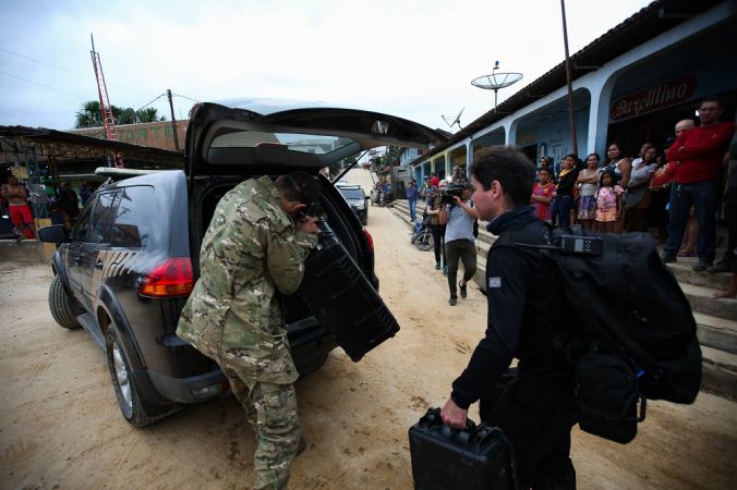 Policiais federais chegam ao porto de Atalaia do Norte, município do interior do estado do Amazonas, após mais um dia de buscas pelo indigenista brasileiro Bruno Pereira e o jornalista inglês Dom Phillips