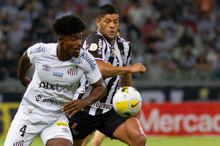 Eduardo Bauermann e Hulk disputam bola em jogo entre Santos e Atlético-MG