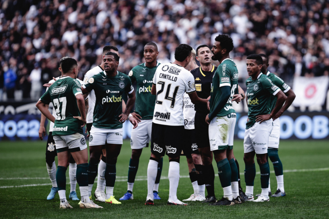 Jogadores do Goiás cercam o árbitro Braulio da Silva Machado em derrota para o Corinthians