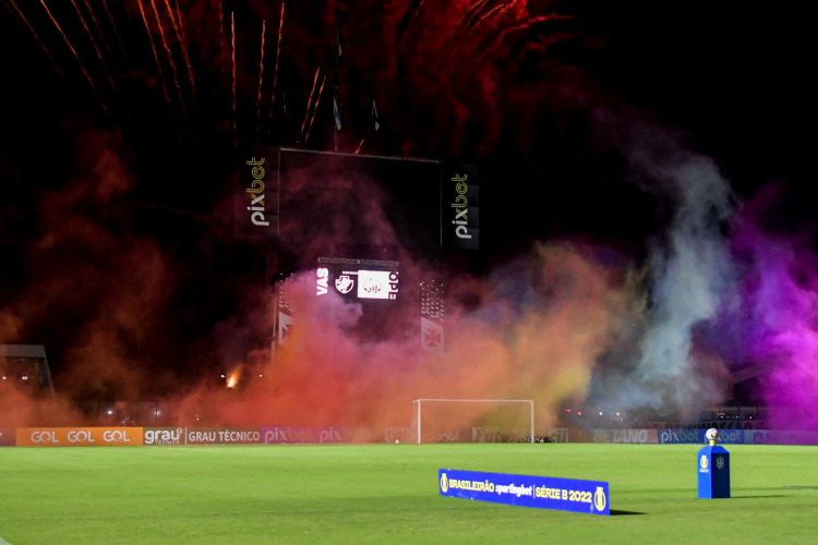 No mês do Orgulho, Vasco usa fumaça com as cores do arco-íris em jogo da Série B 3 agf20220624142