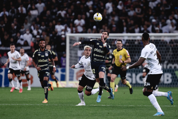 Jogadores de Corinthians e Santos disputam a bola no alto