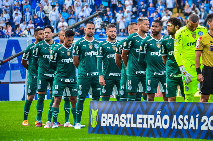 Jogadores do Palmeiras perfilados durante a execução do Hino Nacional