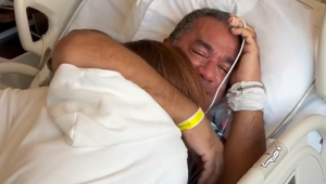 Anitta é abraçada pelo pai em leito de hospital