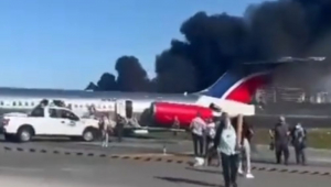 avião pega fogo em Miami