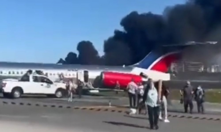 avião pega fogo em Miami
