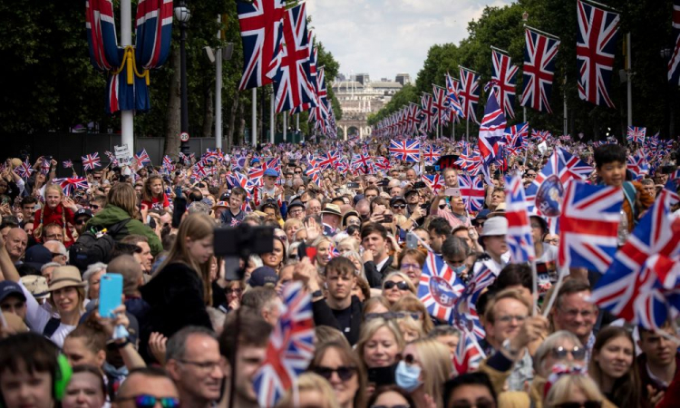 Britânicos comemoram jubileu da rainha