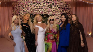 Da esquerda para a direita: a estilista Donatella Versace, a socialite Paris Hilton, a cantora Britney Spears, a cantora Madonna, a cantora Selena Gomez e a atriz Drew Barrymore