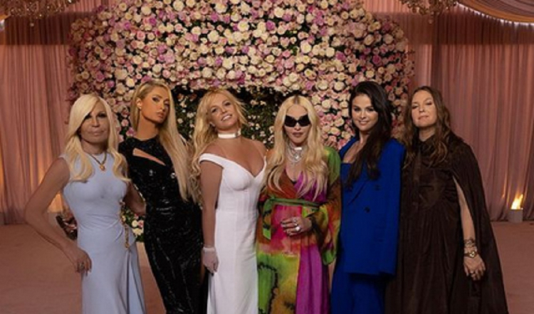 Da esquerda para a direita: a estilista Donatella Versace, a socialite Paris Hilton, a cantora Britney Spears, a cantora Madonna, a cantora Selena Gomez e a atriz Drew Barrymore
