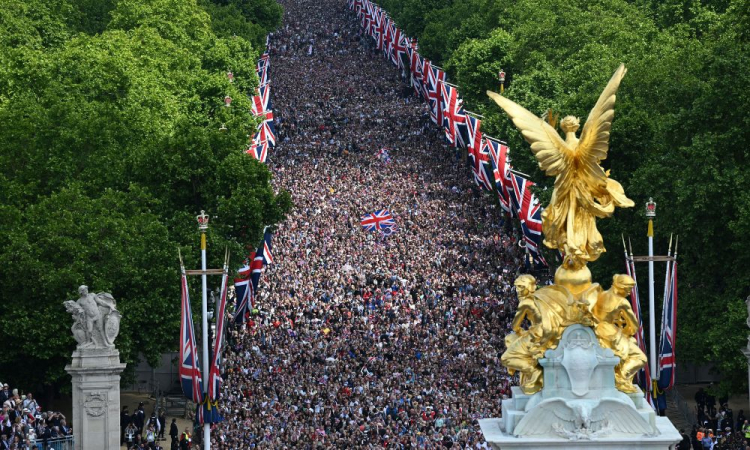 centenas de milhares de pessoas acompanham o jubileu da rainha