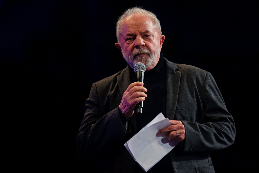 Ex-presidente Lula fala em microne