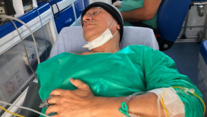 Sergio Lopes deitado em uma maca de hospital