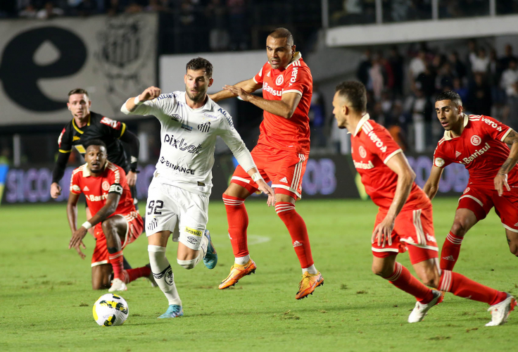 Com polêmica de arbitragem, Santos empata com o Internacional na Vila Belmiro 3 dli20220608007