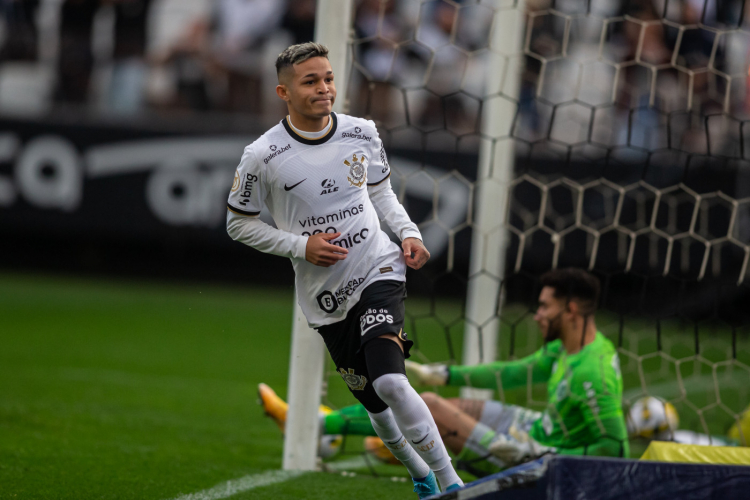 Adson passa por cirurgia de emergência e vira desfalque no Corinthians 3 enq20220611057