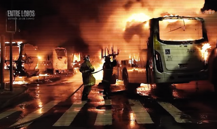 Ônibus queimado em cena do documentário 