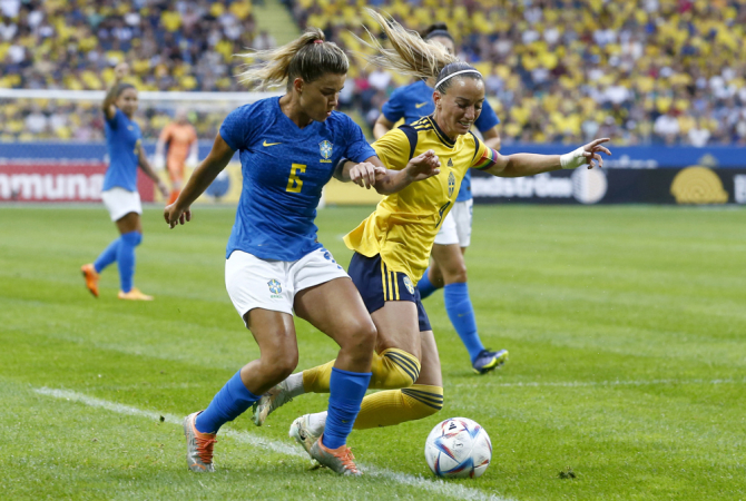 Tamires disputa a bola com Asllan, da Suécia