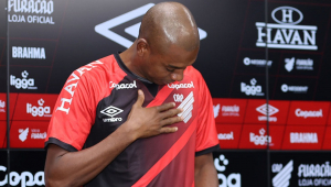 Fernandinho fechou com o Athletico-PR até o fim de 2024