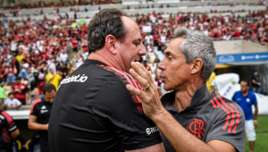 Paulo Sousa e Rogério Ceni se abraçam antes de partida entre Flamengo e São Paulo