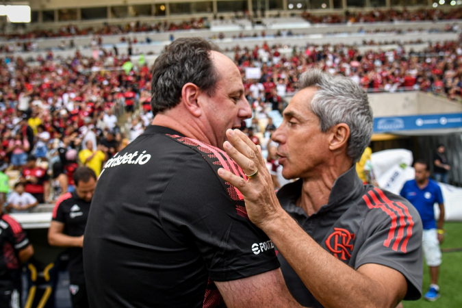 Paulo Sousa e Rogério Ceni se abraçam antes de partida entre Flamengo e São Paulo