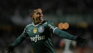 Dudu comemora gol pelo Palmeiras com braços abertos