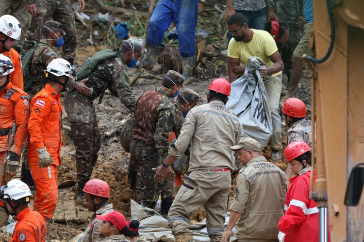 Bombeiros ainda buscam 11 desaparecidos em Pernambuco; número de desabrigados sobe 1 fup20220531447