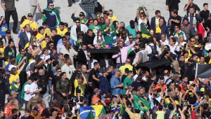 Bolsonaro no meio de apoiadores em praia de Balneário Camboriú