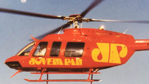 Helicóptero do jornalismo da rádio Jovem Pan sobrevoando a cidade de São Paulo