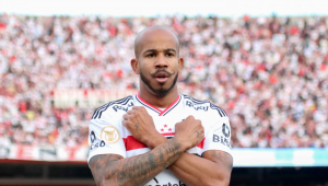 Patrick faz o gesto do super-herói 'Pantera Negra' ao comemorar gol pelo São Paulo