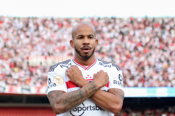 Patrick faz o gesto do super-herói 'Pantera Negra' ao comemorar gol pelo São Paulo