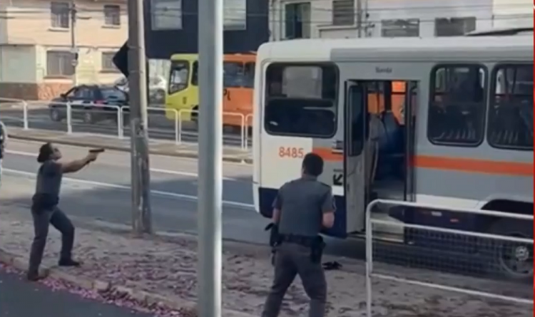 Policiais negociam com homem que atacou ônibus em Piracicaba