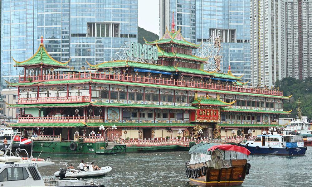 Restaurante flotante famoso por películas de Hollywood se va de Hong Kong después de 50 años
