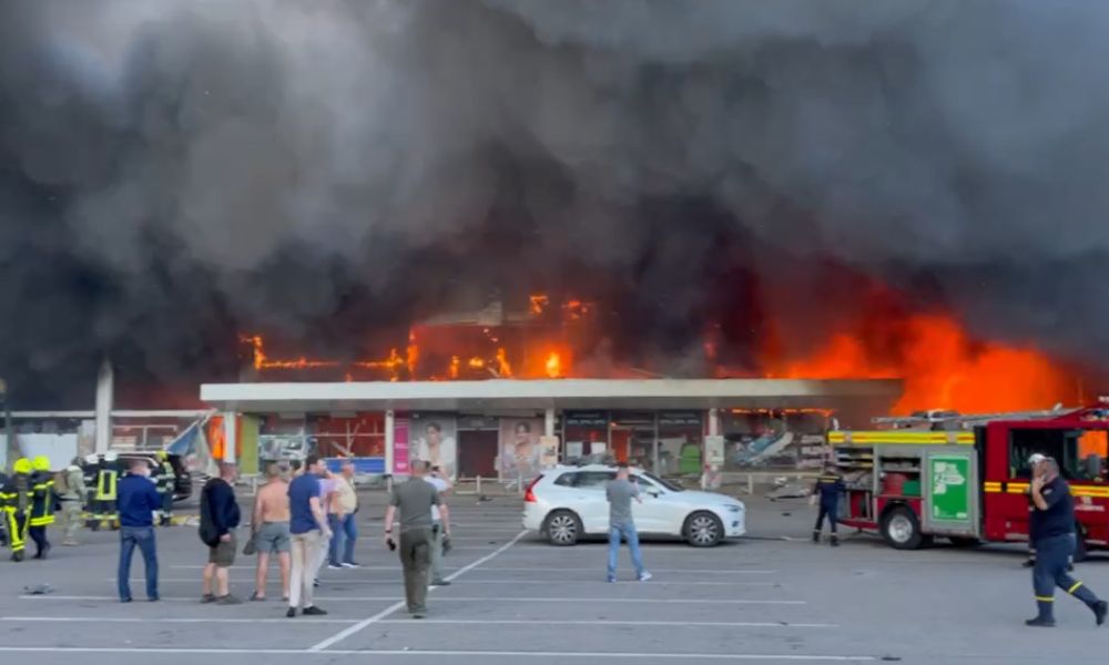 shopping center bombardeado na ucrânia