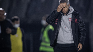 Paulo Sousa lamentando derrota do Flamengo para o Red Bull Bragantino