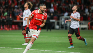 Wanderson sorri após fazer gol enquanto jogadores do Flamengo lamentam