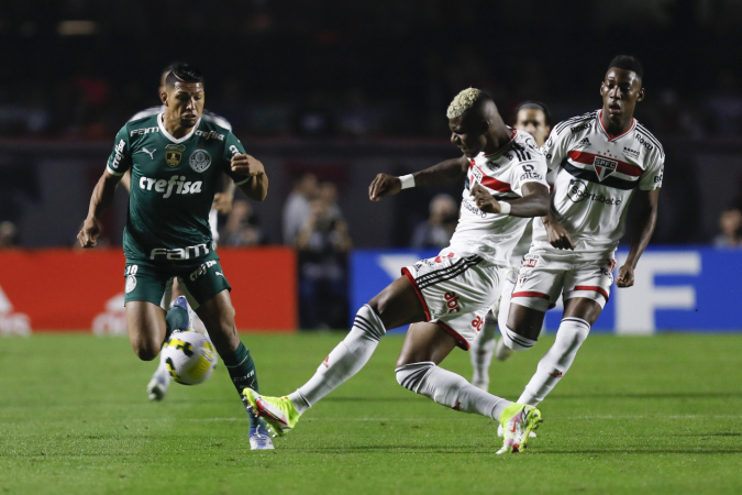 Arboleda fraturou o tornozelo esquerdo na vitória do São Paulo contra o Palmeiras