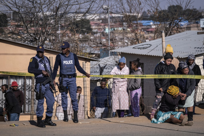 Polícia isolou local onde um dos tiroteios aconteceu, em Soweto