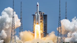 Foguete contendo segundo módulo de estação espacial chinesa é lançado da ilha de Wenchang