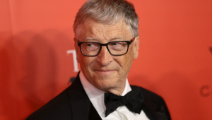 Bill Gates usando gravata-borboleta e terno