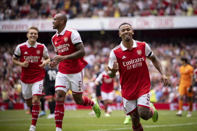 Gabriel Jesus do Arsenal comemora após marcar o segundo gol do Arsenal durante a partida de futebol da Emirates Cup