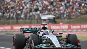 O piloto da Mercedes George Russell dirige seu carro durante a sessão de qualificação