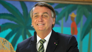 Bolsonaro afirma ter 'acertado' com Paulo Guedes a revisão na tabela do Imposto de Renda