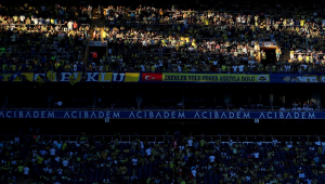 Torcida do Fenerbahçe durante partida do Dínamo Kiev