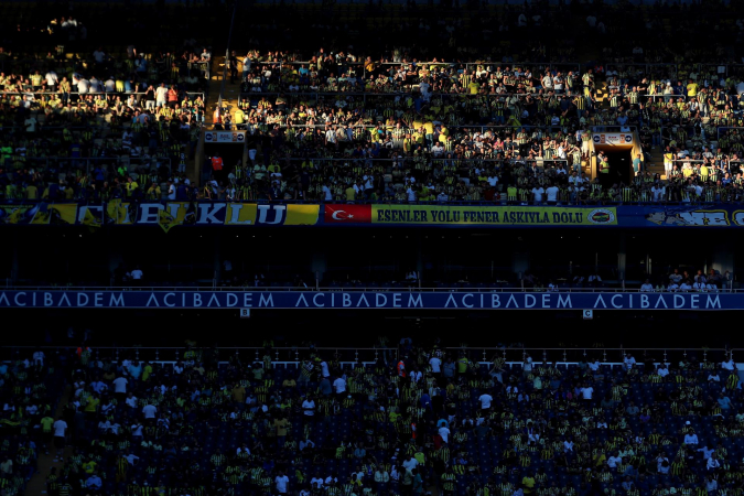Torcida do Fenerbahçe durante partida do Dínamo Kiev