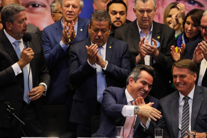 O presidente e candidato à reeleição Jair Bolsonaro (PL) (D) participa ao lado do ministro-chefe da Casa Civil, Ciro Nogueira (PP) (c) e do presidente da Câmara dos Deputados Arthur Lira (PP-AL) (E), da Convenção do Partido Progressista