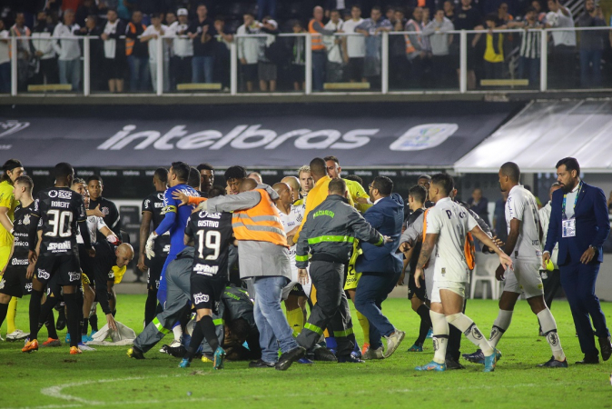 Santos x Corinthians, pelas oitavas da Copa do Brasil 2022, terminou com invasão na Vila Belmiro