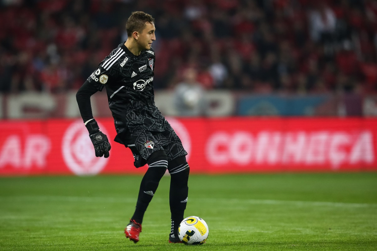 Rogério Ceni blinda Thiago Couto após falhas contra o Inter: ???Trabalha bem todos os dias??? 1 agf20220720202