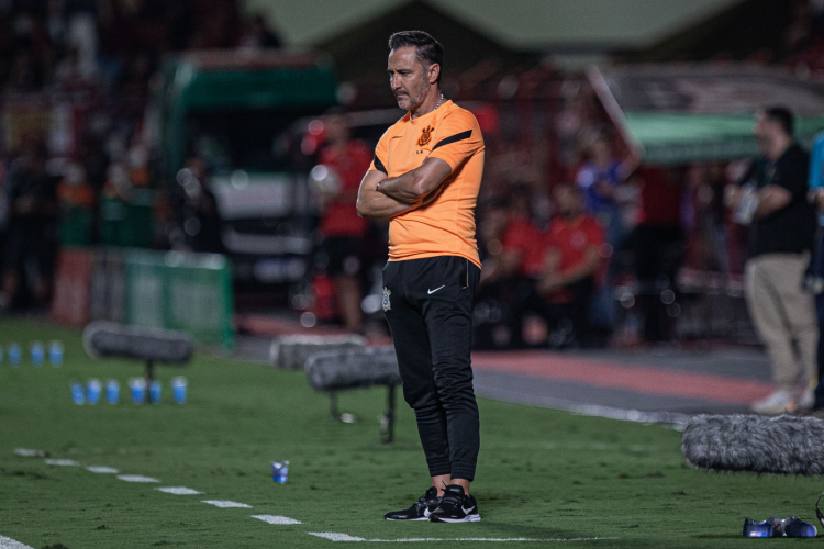 Vitor Pereira diz que Corinthians jogou de ???barriga cheia??? e fala em mudança ???radical??? 3 agf20220727103 1